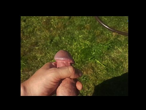 ❤️ Žhavá kočička si nechá ošukat růžovou kundičku a udělá se squirtem v letní zahradě. Anal video u cs.hentaiser.ru ﹏